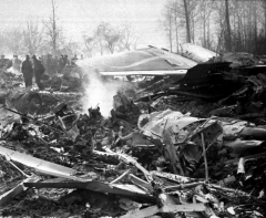 1961_news_crash_of_sabena_flight_548_investigators.jpg
